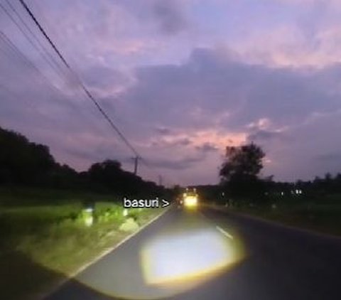 Sederhana saja bahagianya saat riding, bisa saling 'tembak' lampu dengan bus!