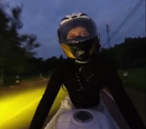 Sederhana saja bahagianya saat riding, bisa saling 'tembak' lampu dengan bus!