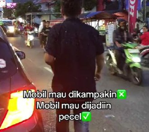 Mobil yang diparkir akhirnya dijadikan warung makan.