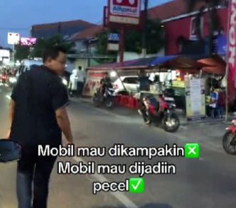 Mobil yang diparkir akhirnya dijadikan warung makan.