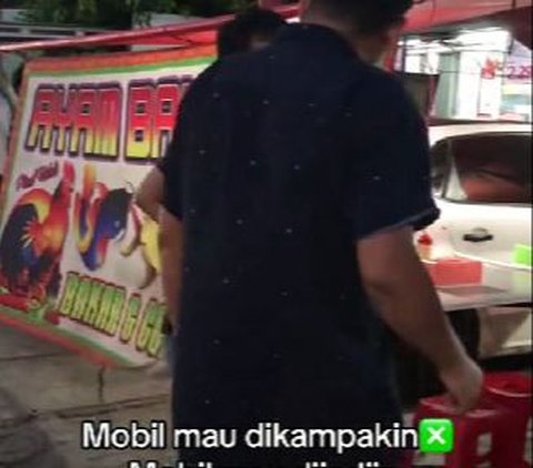 Mobil yang diparkir akhirnya dijadikan warung makan.