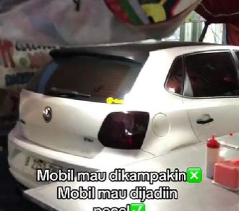 Mobil yang diparkir akhirnya dijadikan warung makan.