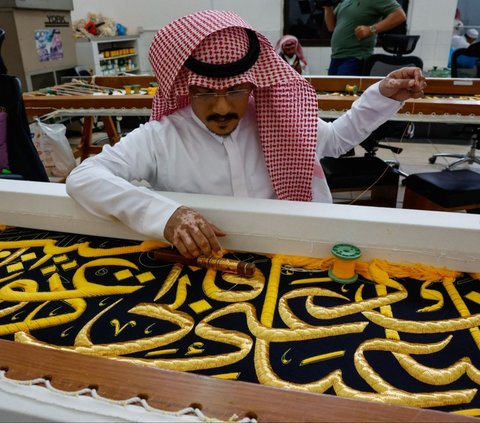 FOTO: Intip Kesabaran dan Ketelatenan Pekerja Arab Menyulam Kiswah dengan Benang Perak Berlapis Emas