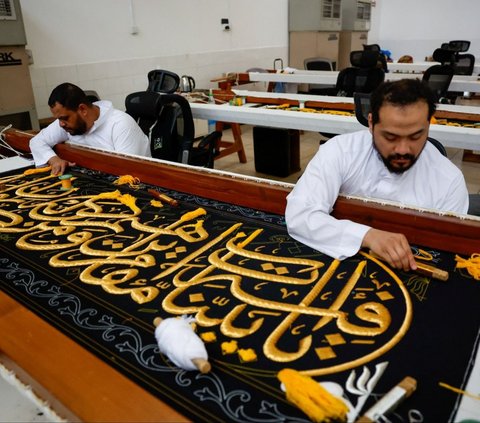 Setiap tahun, tepatnya menjelang perayaan puncak ibadah haji di Tanah Suci, pemerintah Arab Saudi di Makkah menyiapkan kain kiswah baru untuk menutup Ka'bah. Foto: REUTERS / Mohammed Torokman<br>