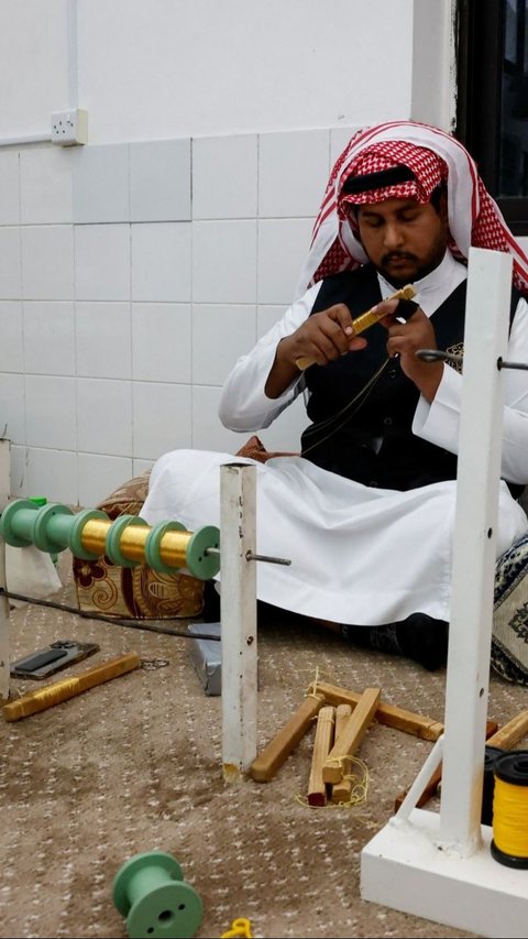 Proses penyulaman kain Kiswah yang memerlukan keterampilan tinggi dan kesabaran luar biasa ini menggunakan benang perak murni atau benang perak berlapis emas. Foto: REUTERS / Mohammed Torokman<br>