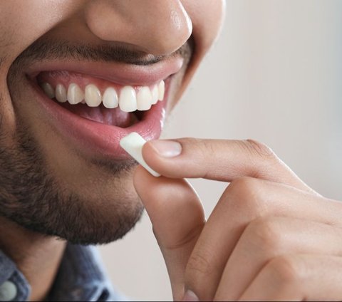 Viral Chewing Gum Trend Among Teenage Boys, Believed to Sharpen Jaw