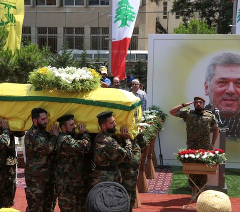 Aksi ini dilakukan sebagai bentuk respon terhadap serangan Israel sebelumnya yang telah membunuh komandan senior Hizbullah di Lebanon tenggara. Foto: REUTERS<br>