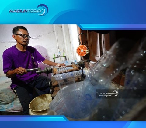 Kisah Lansia di Madiun Ubah Limbah Botol Plastik Jadi Sapu, Hasilkan Cuan Berlipat