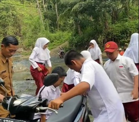 Viral Momen Siswa SD Rayakan Kelulusan dengan Main Air Bersama di Sungai, Sederhana Tapi Penuh Kebahagiaan