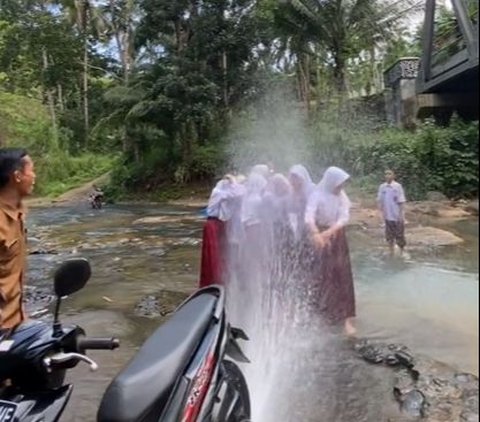 Viral Momen Siswa SD Rayakan Kelulusan dengan Main Air Bersama di Sungai, Sederhana Tapi Penuh Kebahagiaan