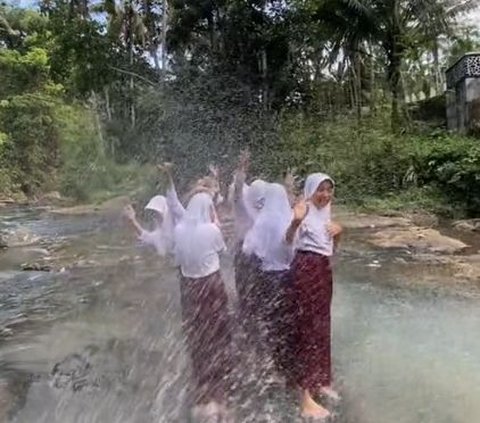 Viral Momen Siswa SD Rayakan Kelulusan dengan Main Air Bersama di Sungai, Sederhana Tapi Penuh Kebahagiaan