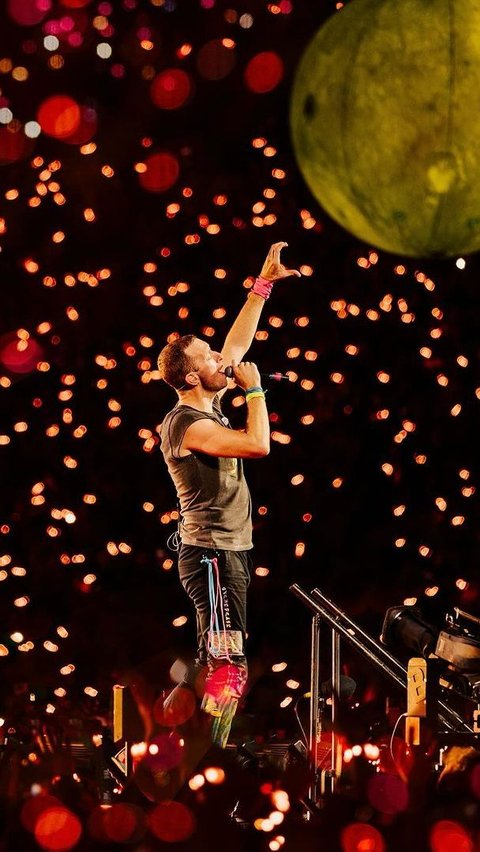 Penonton Coldplay Bawa Bendera Israel Tiba-Tiba Jatuh saat Naik ke Atas Panggung, Netizen Justru Gembira