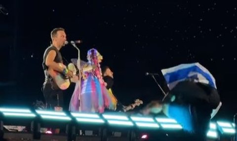 Penonton Coldplay Bawa Bendera Israel Tiba-Tiba Jatuh saat Naik ke Atas Panggung, Netizen Justru Gembira