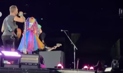 Penonton Coldplay Bawa Bendera Israel Tiba-Tiba Jatuh saat Naik ke Atas Panggung, Netizen Justru Gembira