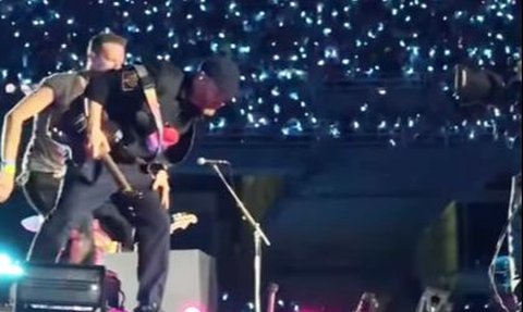 Penonton Coldplay Bawa Bendera Israel Tiba-Tiba Jatuh saat Naik ke Atas Panggung, Netizen Justru Gembira