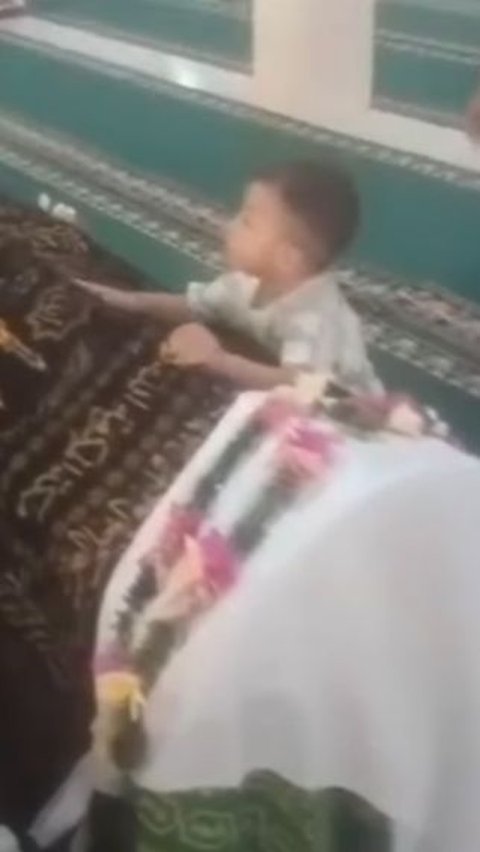 Momen Sedih Anak Kecil Ditinggal Meninggal Ibu, di Depan Keranda Jenazah Terus Bertanya 'Dimana Mama'<br>