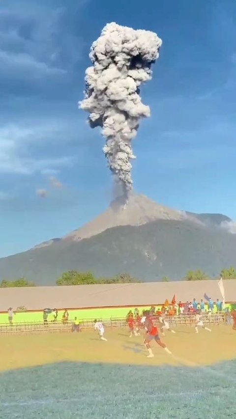 Epik, Penampakan Warga Flores Masih Asyik Main Bola saat Ada Gunung Meletus, ‘Erupsi Sedikit Enggak Ngaruh’<br>