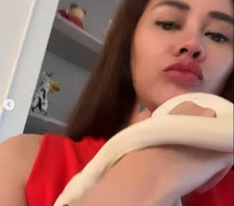 Makes You Cringe, Portrait of Aura Kasih and Her Daughter Playing with a Snake