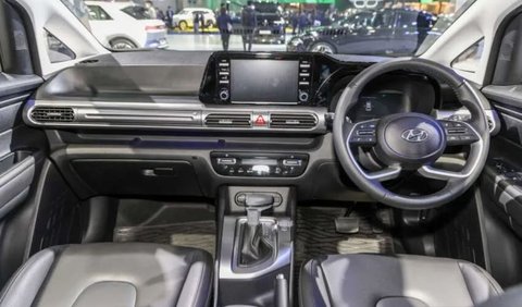 Tampilan interior Hyundai Stargazer Style 6 sama dengan yang ada di pasar Indonesia. Desain dashboard yang panjang memberikan kesan futuristik dan modern yang khas dari Hyundai