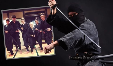 Pada Mei, sekitar 60 siswa menghadiri kelas yang diselenggarakan oleh Bujinkan, sebuah organisasi seni bela diri yang terkenal mengajarkan keterampilan kuno ninja.