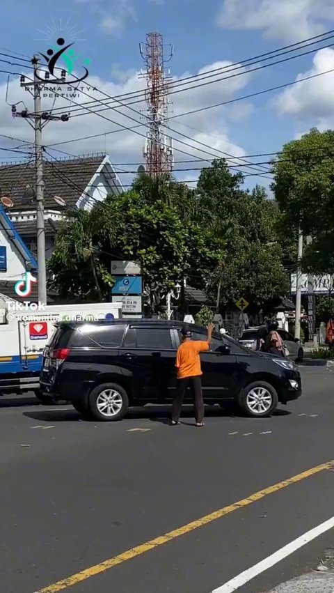 Kisah Haru Pak Aris, Pak Ogah di Yogyakarta yang Hidup Sebatang Kara dengan Keterbatasan Tubuh<br>