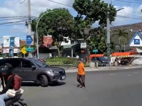 Kisah Haru Pak Aris, Pak Ogah di Yogyakarta yang Hidup Sebatang Kara dengan Keterbatasan Tubuh