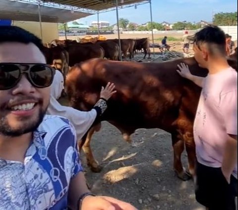 Pria Ini Berhasil Beli Sapi untuk Kurban Setelah 10 Bulan Jualan Martabak, Tuai Pujian Warganet