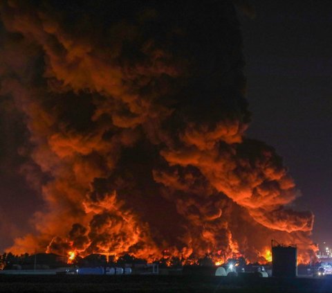 Kebakaran dahsyat melanda sebuah kilang minyak di pinggiran Erbil, wilayah semi-otonom Kurdi, Irak, pada Kamis (13/6/2024). Asap hitam dan tebal tampak membumbung tinggi ketika api terus berkobar pada kilang minyak tersebut. Safin Hamid/AFP