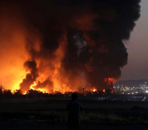 FOTO: Potret Dahsyatnya Kebakaran Kilang Minyak di Irak, Asap Hitam dan Tebal Membumbung Tinggi