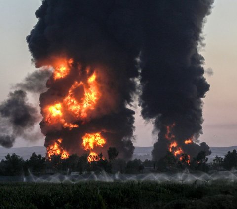 FOTO: Potret Dahsyatnya Kebakaran Kilang Minyak di Irak, Asap Hitam dan Tebal Membumbung Tinggi