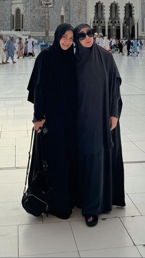 Adu Gaya Rieta Amalia VS Amy Qanita di Mekah, Disebut Lebih Gaul dari Anak-Anaknya