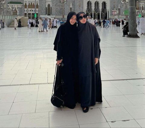 Comparison of Styles between Rieta Amalia and Amy Qanita in Mecca, Considered Cooler than their Children