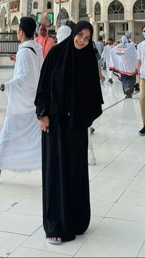 Rieta Amalia mengenakan busana muslim serba hitam yang membuatnya tampak awet muda.