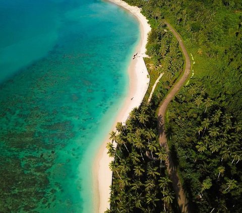 Suguhkan Panorama Asri dan Area Surfing, Intip Keindahan Pulau Sipora di Kepulauan Mentawai