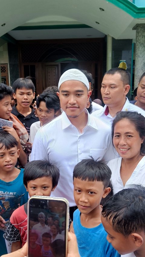 Giliran Kaesang Bagi-Bagi Buku Tulis 'Rajin Belajar dan Membaca Adalah Jalan Ninjaku' ke Anak-Anak Usai Jumatan