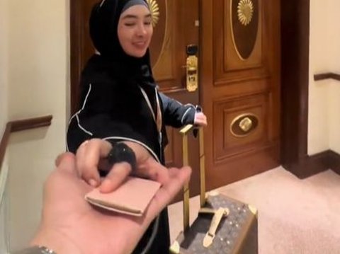 Viral Momen Wanita Perlihatkan Reaksi Orang Tuanya saat Lihat Hotel Mewah di Makkah, Curi Perhatian