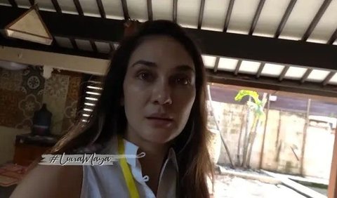 Rumah dengan konsep modern bercampur tradisional ini menurut Luna Maya sudah tidak layak ditempati.