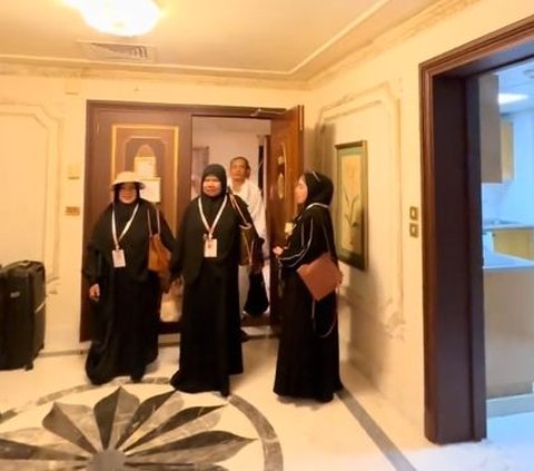 Viral Momen Wanita Perlihatkan Reaksi Orang Tuanya saat Lihat Hotel Mewah di Makkah, Curi Perhatian