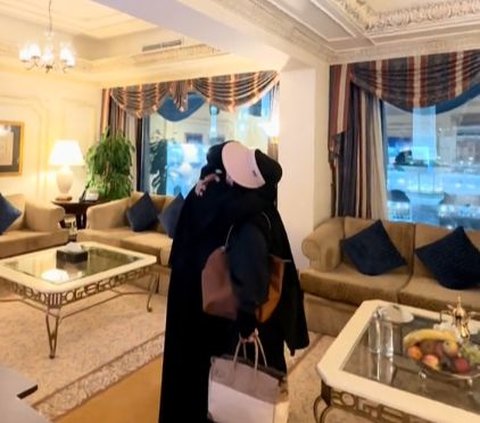 Viral Momen Wanita Perlihatkan Reaksi Orang Tuanya saat Lihat Hotel Mewah di Makkah, Curi Perhatian