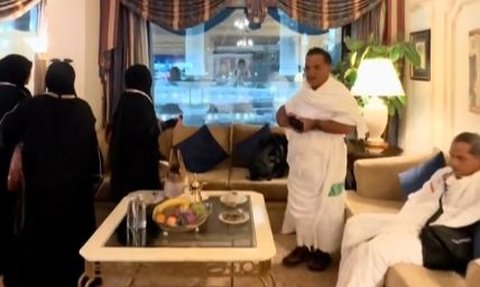 Viral Momen Wanita Perlihatkan Reaksi Orang Tuanya saat Lihat Hotel Mewah di Makkah, Curi Perhatian