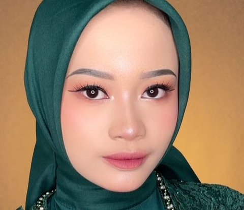 Junior High School Student Does Makeup for Older Sister at Graduation, Result Looks Like a Professional Makeup Artist