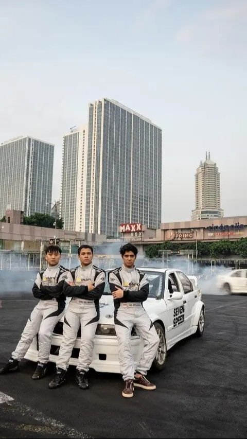 Begini potret Al Ghazali bersama tim drifting Seven Speed Motorsport.