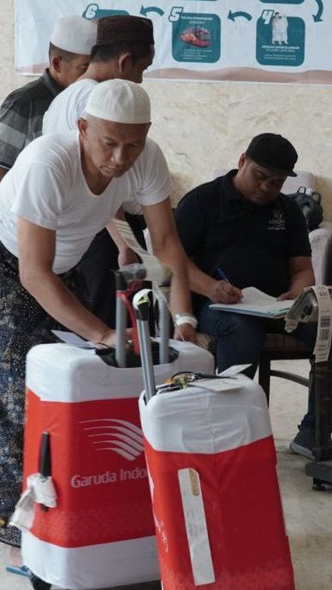 Hajj Pilgrims' Suitcases Begin to be Weighed Before Returning, When Unpacked Some are Fully Stocked like a Grocery Store