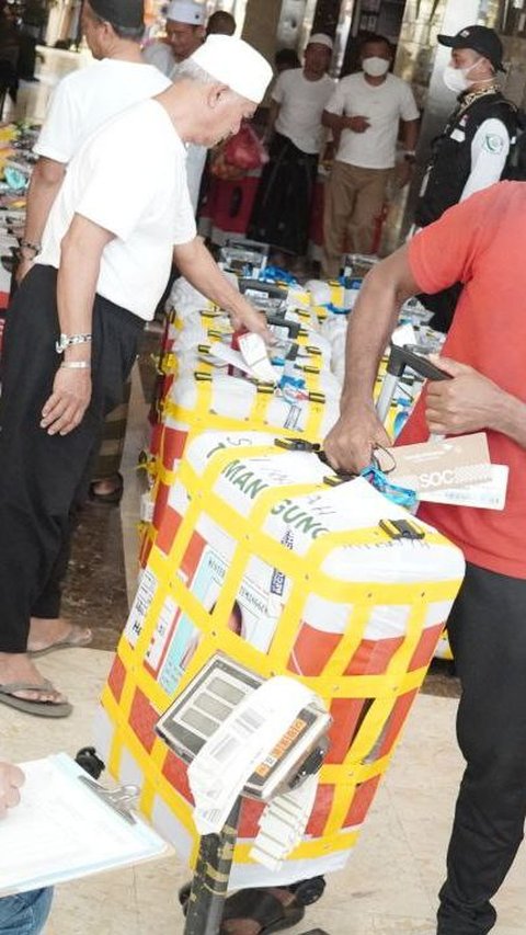 Hajj Pilgrims' Suitcases Begin to be Weighed Before Returning, When Unpacked Some are Fully Stocked like a Grocery Store