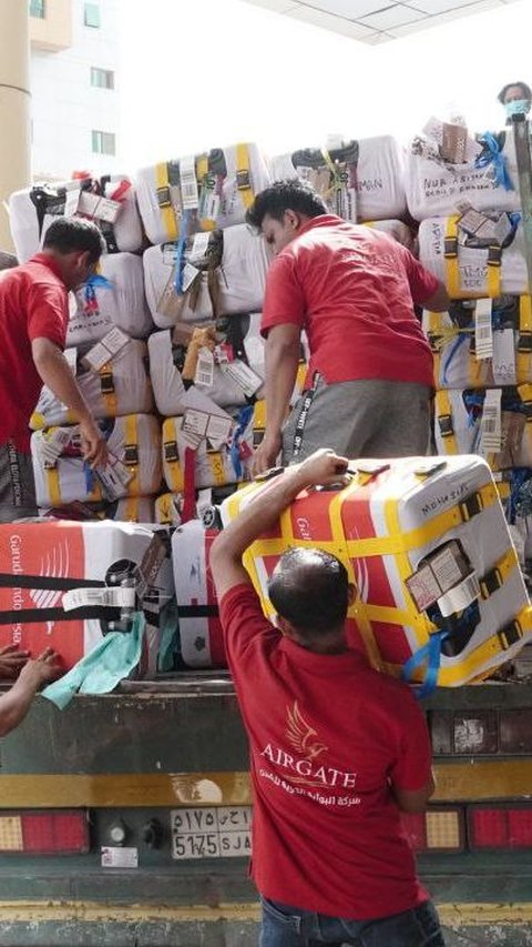 Hajj Pilgrims' Suitcases Begin to be Weighed Before Returning, When Unpacked Some are Fully Stocked like a Grocery Store