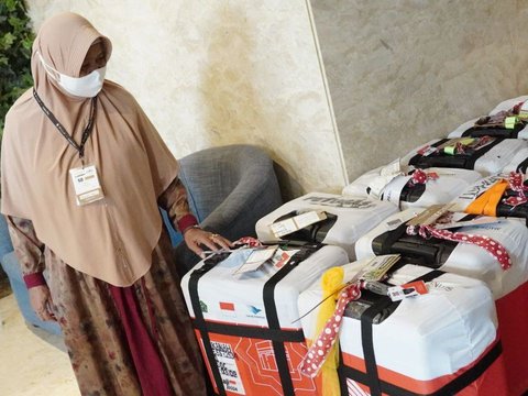 Hajj Pilgrims' Suitcases Begin to be Weighed Before Returning, When Unpacked Some are Fully Stocked like a Grocery Store