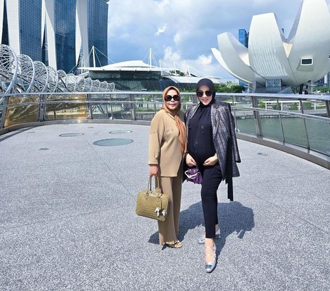 Portrait of Syahrini VS Her Mother Carrying Luxury Bags, the Price is Overly Expensive