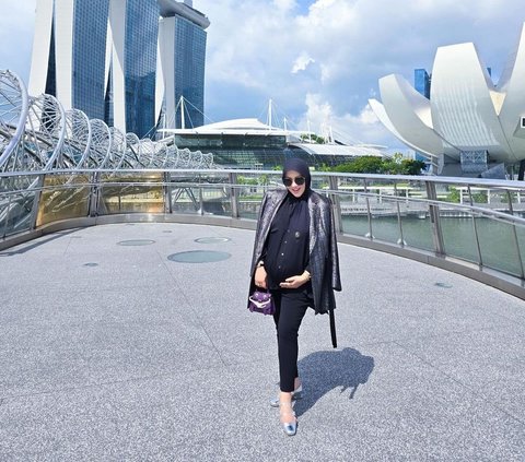 Portrait of Syahrini VS Her Mother Carrying Luxury Bags, the Price is Overly Expensive