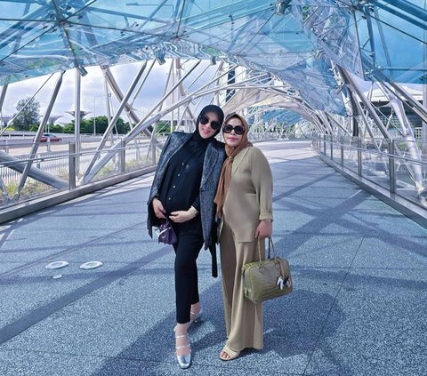 Portrait of Syahrini VS Her Mother Carrying Luxury Bags, the Price is Overly Expensive