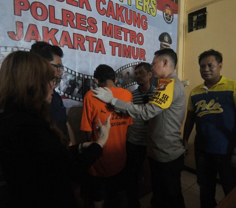 Kapolsek Cakung Kompol Panji Ali Chandra (dua kanan) menghadirkan tersangka PCR alias Adit dalam rilis kasus peredaran narkoba di Polsek Cakung, Jakarta, Jumat (14/6/2024). Tersangka Adit ditangkap di Malaka Jayam, Duren Sawit, Jakarta Timur, pada Senin (10/6). Merdeka.com/Imam Buhori<br>